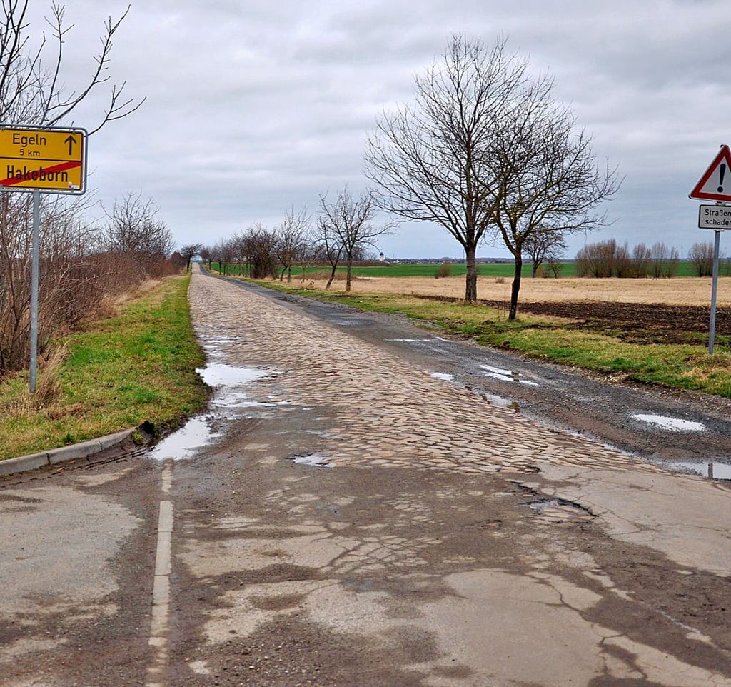 Der neue Radweg auf dem Sommerweg der Kreisstraße auf der rechten Seite von Hakeborn nach Egeln wurde durch schwere Fahrzeuge in Mitleidenschaft gezogen. 