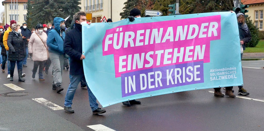 Die Teilnehmer der Demo „Füreinander einstehen“ begannen ihren Zug vor dem Landratsamt.