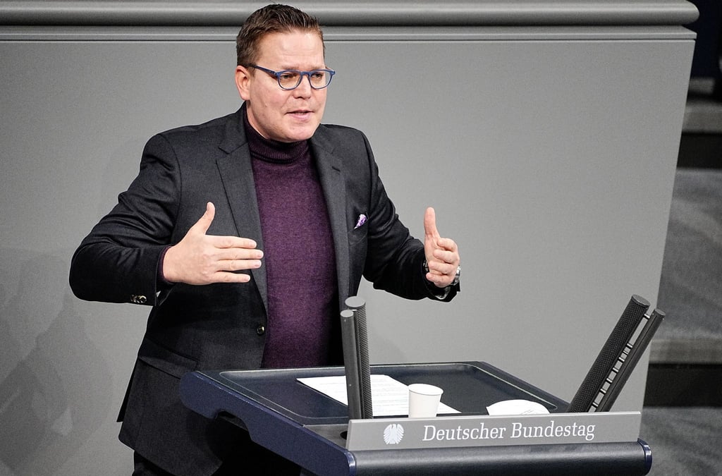CDU-Gesundheitspolitiker Tino Sorge spricht während einer Debatte im Bundestag.