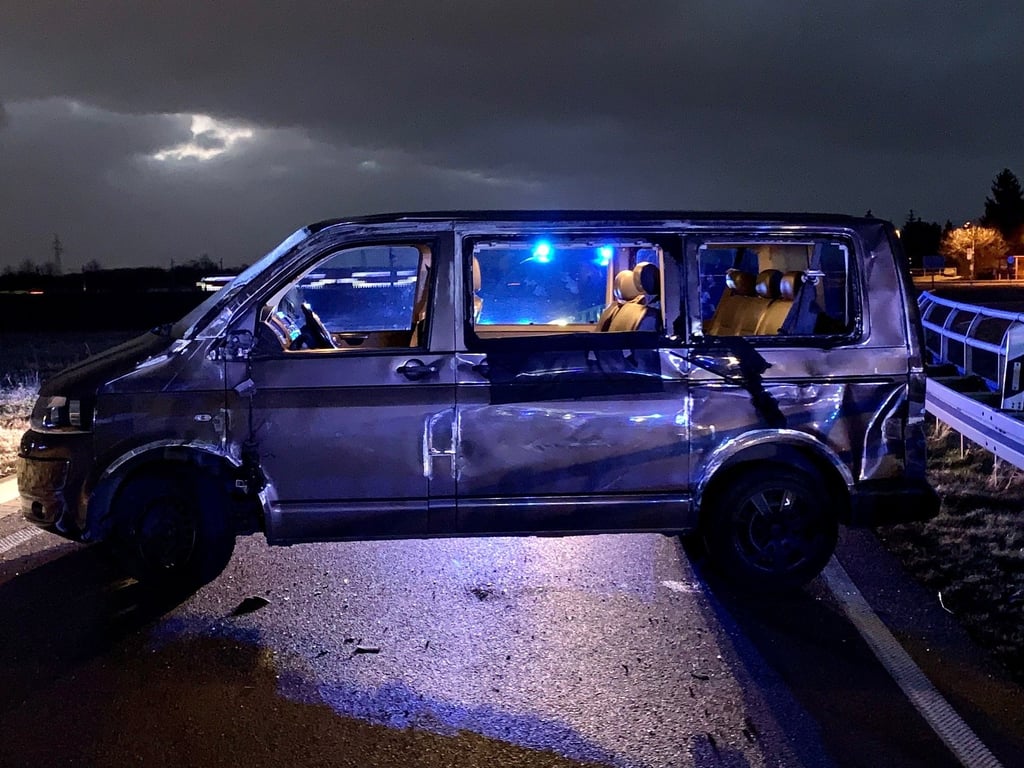 Auch der beteiligte Van überschlug sich. Erst 200 Meter nach der Unfallstelle kam das Fahrzeug zum Stehen.