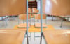 In einem leeren Klassenraum hängen die Stühle an den Tischen. Schulschließungen durch Corona wie 2020 und 2021 sollen in der aktuellen Welle möglichst vermieden werden.