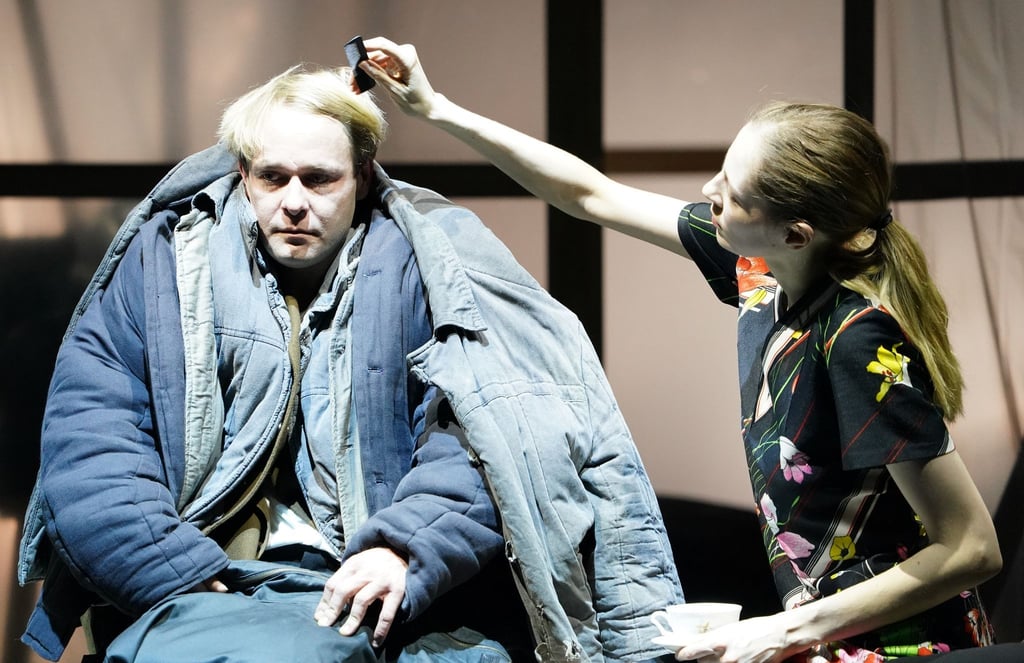 Der Schauspieler Mirco Kreibich als Andrej Kowrin und Schauspielerin Viktoria Miroschnichenko als junge Tochter Tanja.