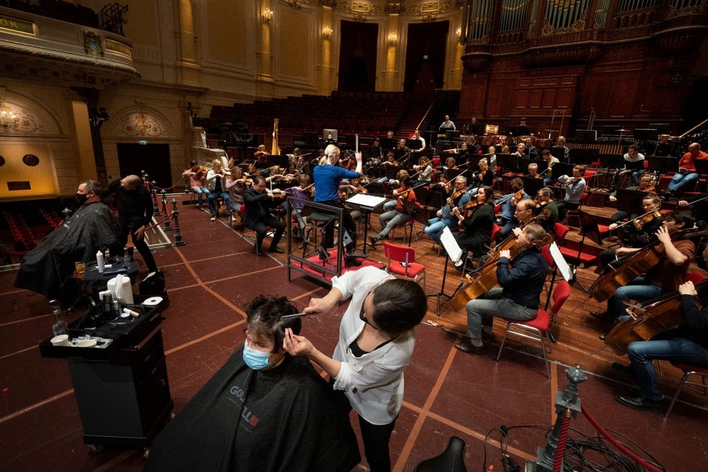 Ein neuer Schnitt im Concertgebouw auf der Bühne - und die Musik spielt dazu.