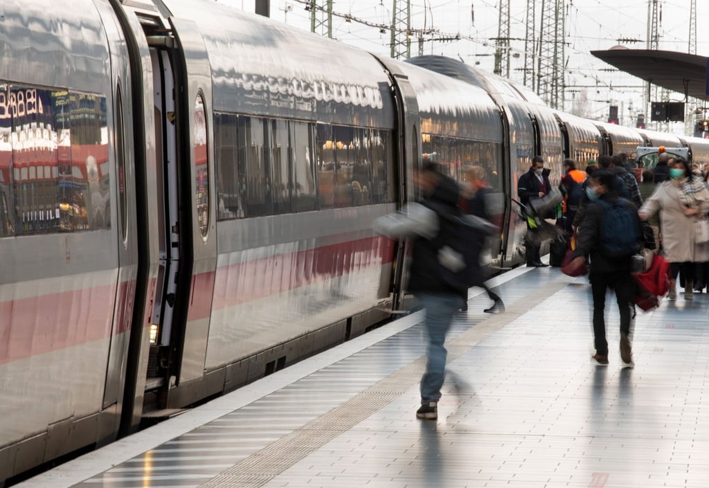 Mitarbeiter des Sicherheitsdienstes sind bei der Bahn für die Einhaltung der 3G-Regelungen zuständig. Dazu müssen die Fahrgäste in aller Regel einen Impfpass in digitaler Form vorweisen können.