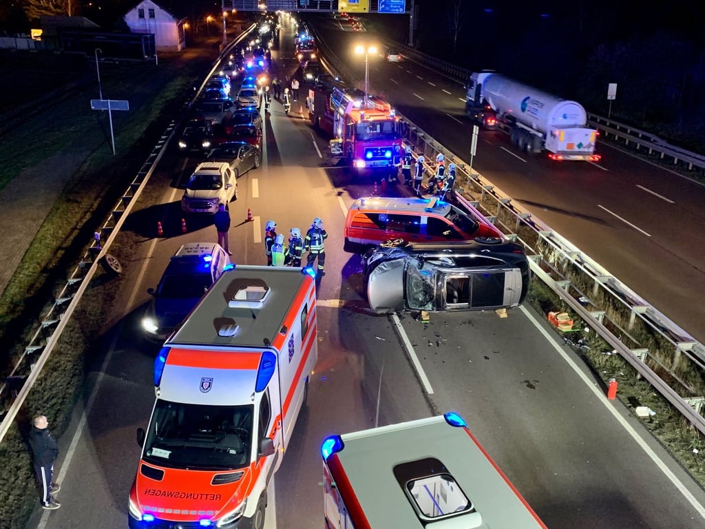 Zahlreiche Einsatzkräfte waren an der Unfallstelle. Zwei beteiligte Fahrzeuge wurden komplett zerstört. Es gab mehrere Verletzte.