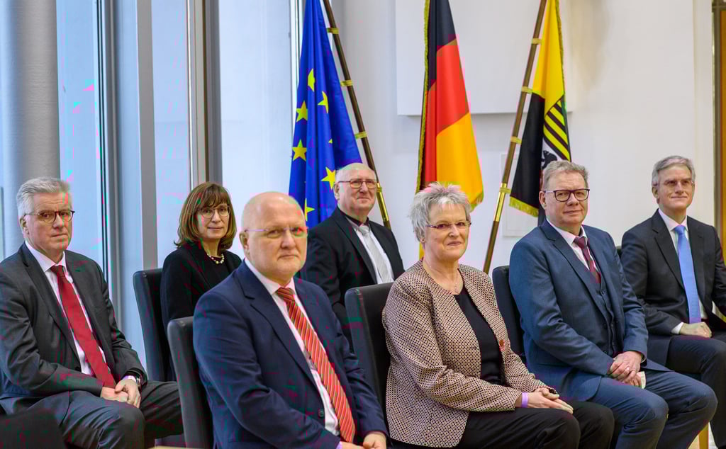 Uwe Wegehaupt (vordere Reihe l-r), Präsident des Landesverfassungsgerichtes, Claudia Schmidt, Vizepräsidentin, Volker Buchloh, Michael Germann sowie Frank Meyer (hintere Reihe l-r), Silke Schindler und Detlef Eckert im Plenarsaal des Landtages. Die Richter waren am Morgen vereidigt worden. Die Amtszeit des Landesverfassungsgerichts beträgt sieben Jahre.