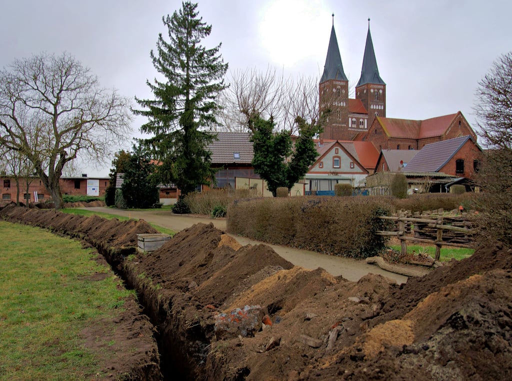 Schneisen ziehen sich derzeit durch die Klosteranlage. Hier werden neue Energieleitungen verlegt und bis zum Frühjahr soll davon nichts mehr zu sehen sein.