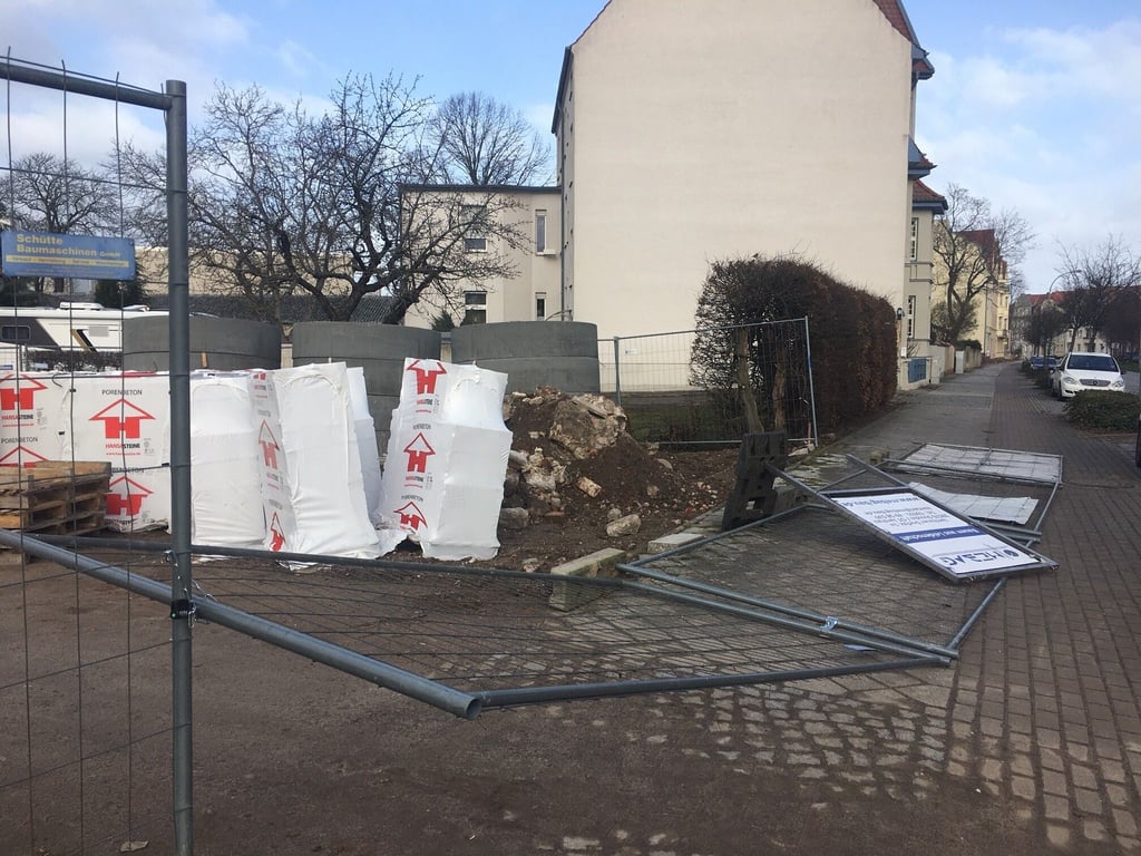 Sturmtief "Nadia" hat am Wochenende, 29./30. Januar 2022, in der Innenstadt von Stendal für zahlreiche Schäden gesorgt. In der Straße Südwall beispielsweise ist der Zaum einer Großbaustelle umgerissen worden.