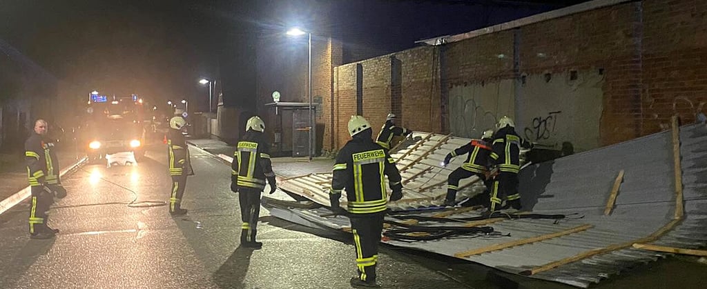In Hornhausen müssen die Kameraden der Feuerwehren Hornhausen und Oschersleben eine herabgestürzte Photovoltaikanlage beseitigen.