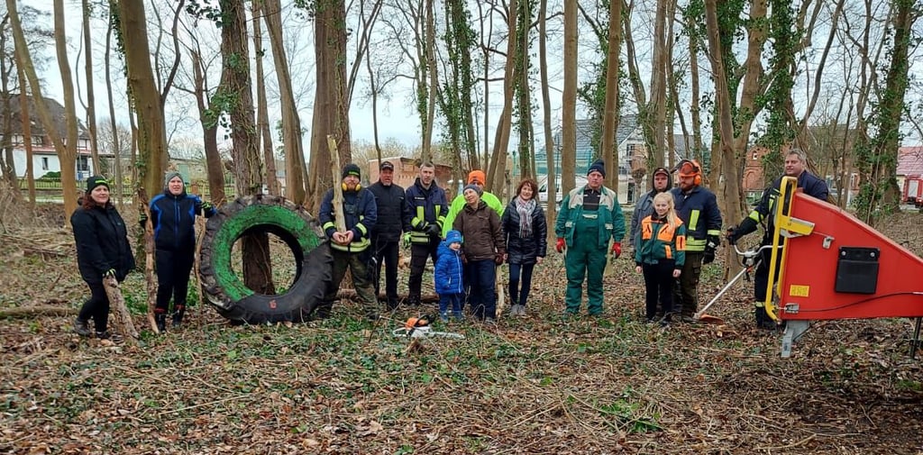 Vom Morgen bis zum Nachmittag schufteten Einwohner von Lockstedt, um ihren Park, der einem Urwald glich, von altem Gestrüpp und trockenem Holz zu befreien.