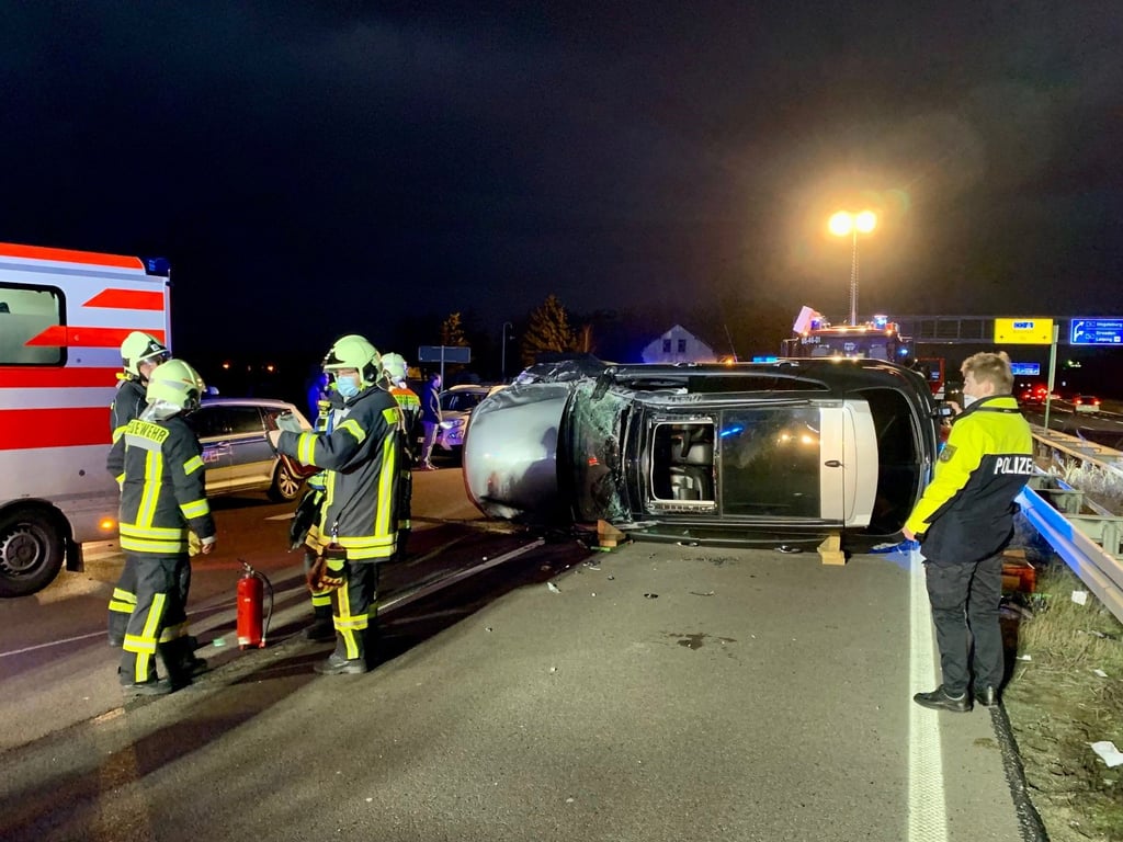 Die B100 musste bei Peißen in Richtung Halle voll gesperrt werden.