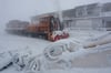 Eine Schneefräse der Harzer Schmalspurbahn räumt am Sonnabend (29. Januar) bei nebligem Wetter den Schnee aus den Gleisen auf dem Brocken. Starker Wind und frostige Temperaturen haben eine bizarre Winterlandschaft auf dem Brocken hinterlassen. Der Wetterdienst hat für das Wochenende eine Unwetterwarnung für die höheren Berglagen im Harz herausgegeben. Betroffen davon ist auch die Harzer Schmalspurbahn, die vorsorglich den Zugverkehr eingestellt hat.