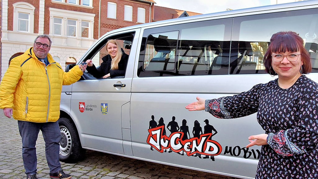 Sophia Müller (r.), Teamleiterin der Jugendförderung des Landkreises Börde, freut sich gemeinsam mit Einheitsgemeinde-Bürgermeister Hans-Werner Kraul über den neuen Kleinbus. Kraul übergibt den Fahrzeugschlüssel an Nicole Bartsch, Fachkraft der Kinder- und Jugendarbeit in der Gemeinde.
