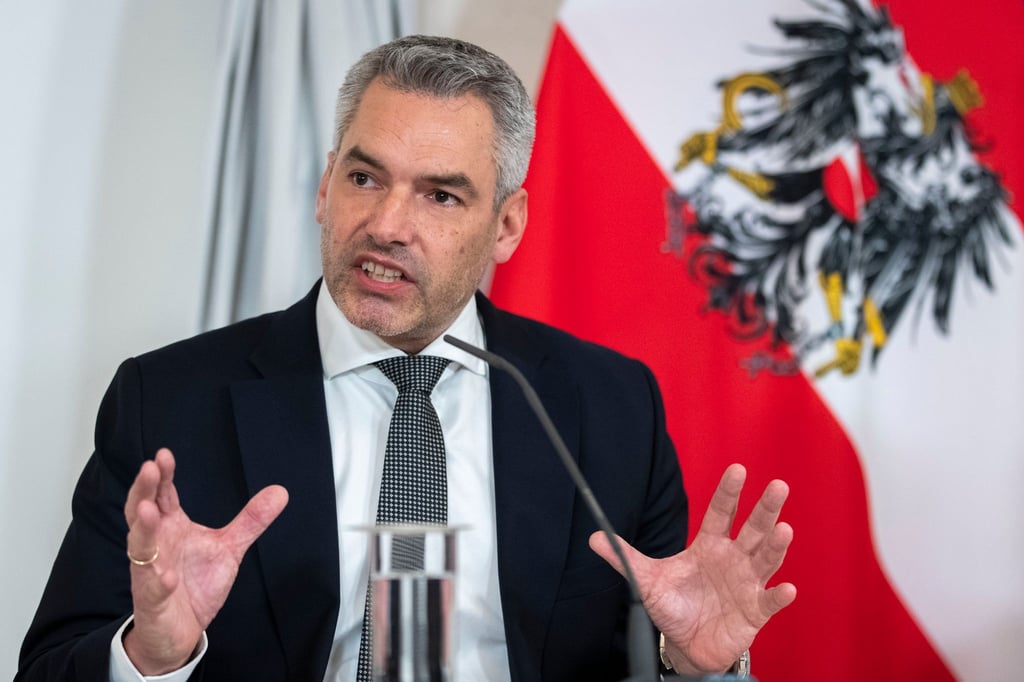 Karl Nehammer (ÖVP), Bundeskanzler von Österreich, kündigt Lockerungen der Corona-Maßnahmen an.