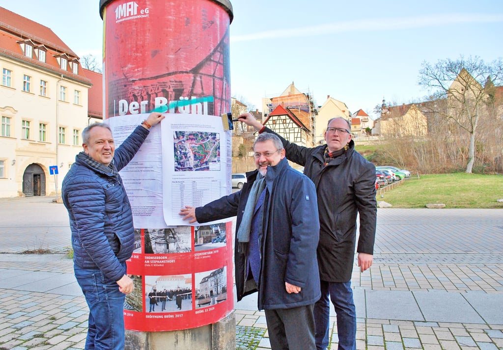 Noch gut sechs Wochen können sich Investoren an der Ausschreibung für das Grundstück im Brühl beteiligen. Christian Gast, Karsten Bacza ud Andreas Exler (von links) machen an der Litfaßsäule der Interessengemeinschaft Brühl Werbung dafür. Das Grundstück sieht man rechts von ihnen im Hintergrund.