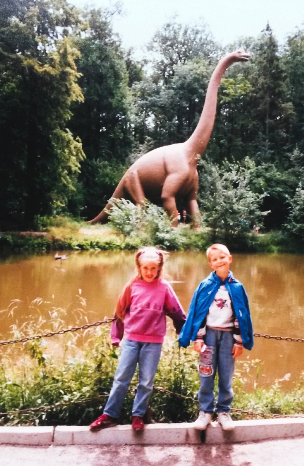 Dieses Bild hat Elisabeth Roth eingeschickt. Es zeigt sie und ihren Cousin 1993.