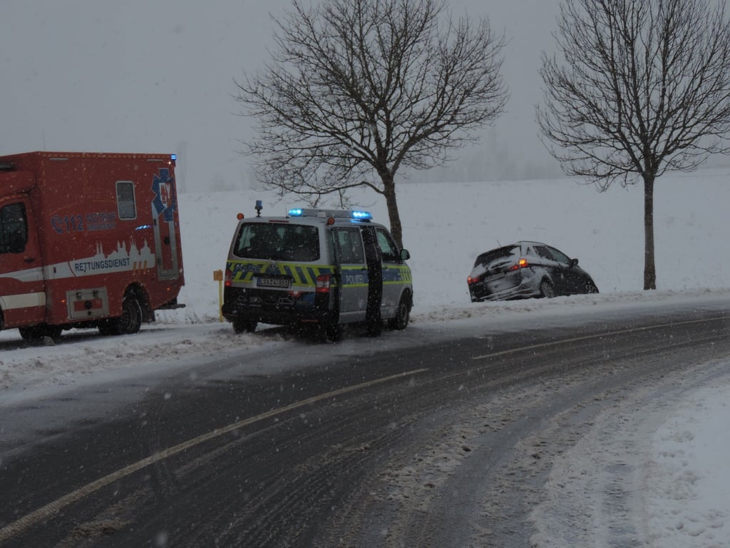 Im Oberharz kam ein 39-jähriger Autofahrer von der Fahrbahn ab. Seine siebenjährige Begleiterin verletzte sich leicht.