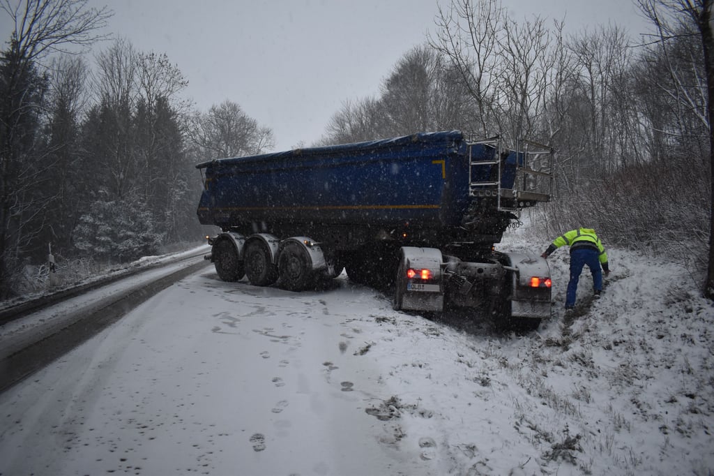Ein Lkw rutschte auf der B244 aus Richtung Wernigerode kommend in Richtung Elbingerode fahrend in den Graben.
