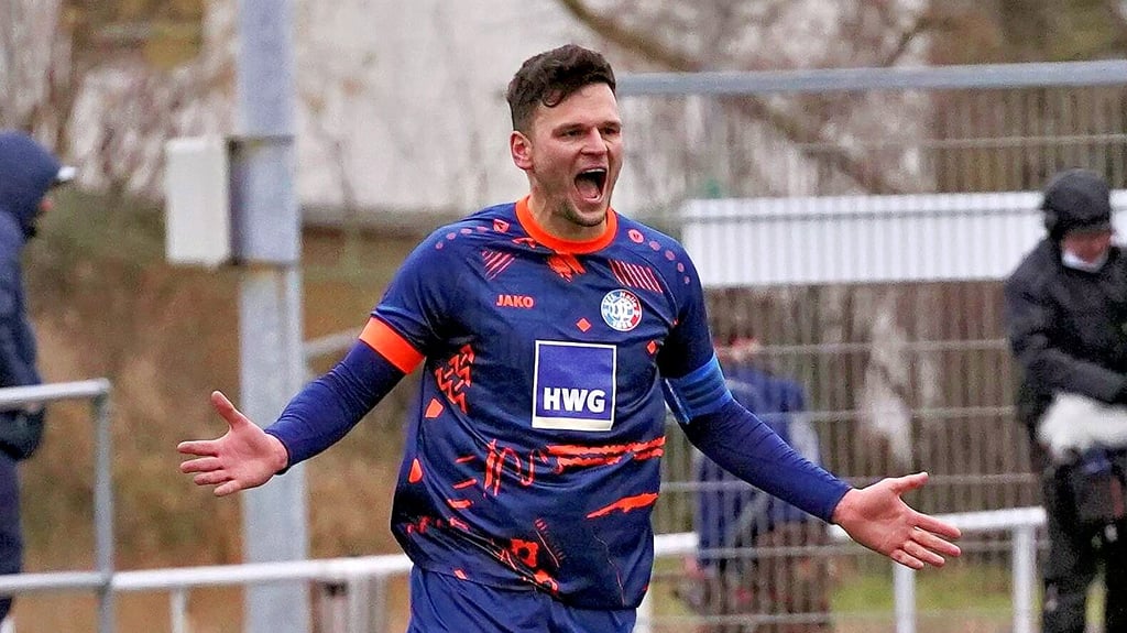 Torjäger Tommy Kind jubelt für den VfL Halle 96.