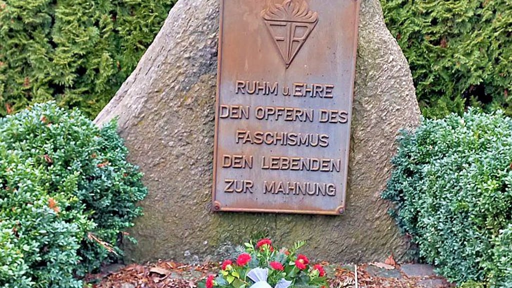 So sah es nach dem Ablegen des Blumengebindes am Mahnmal aus.