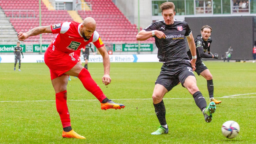 Terrence Boyd (l.) bei seinem einzigen ernsthaften Torschuss, den Sören Reddemann mal nicht verhindern konnte.