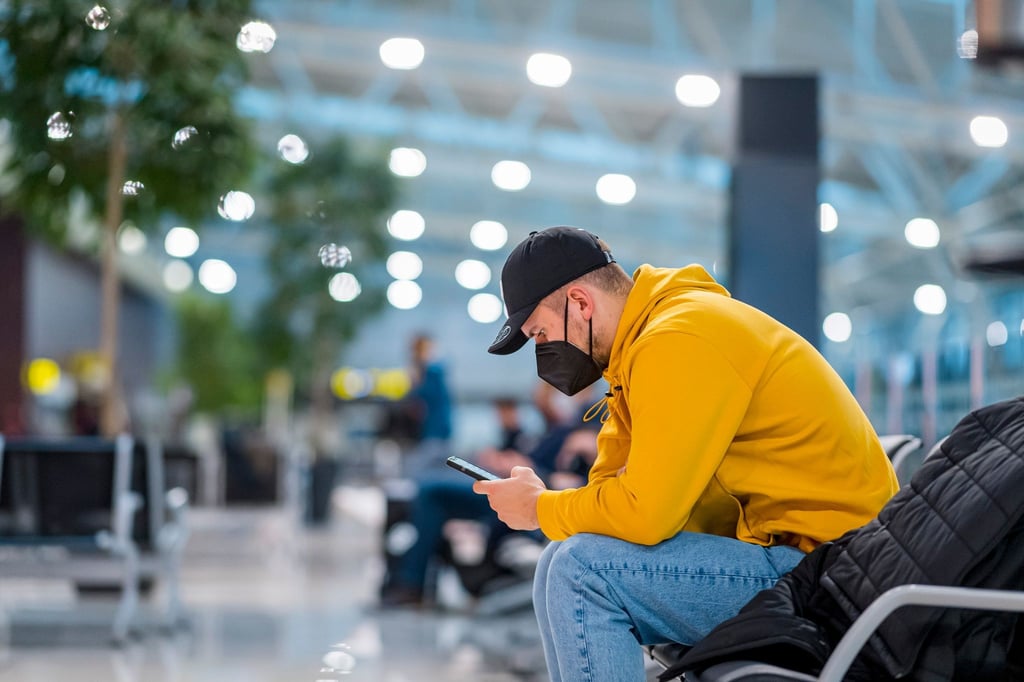 Wurde nach der Rückkehr von der EM positiv auf Corona getestet: Fabian Wiede in Bratislava auf dem Flughafen.