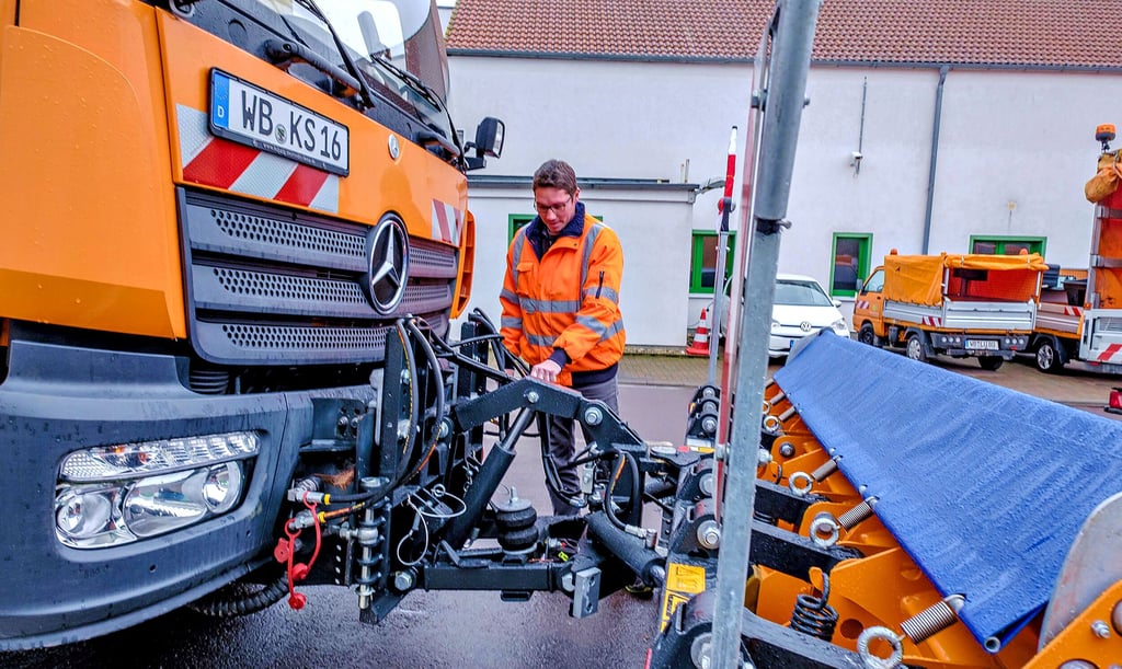 Christian Albrecht vom Fuhrparkmanagement des Kommunalservice kontrolliert regelmäßig die Fahrzeuge für den Winterdienst.