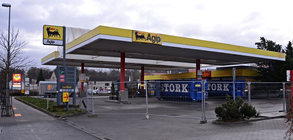 Der Rückbau der Tankstelle in der Zerbster Kastanienalle hat begonnen. Doch was passiert nun auf diesem Grundstück?