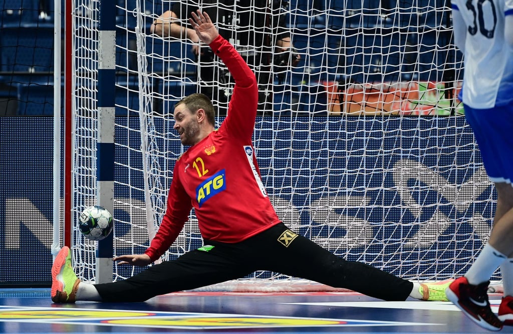 Schwedens Torhüter Andreas Palicka hält auf artistische Art einen Ball.