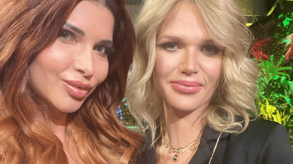 Erotikmodel Micaela Schäfer gemeinsam mit Sara Kulka Backstage beim Dschungelcamp. Auch Sara Kulka trug schon Kleider von der Magdeburger Designerin Carolin Goldmann.