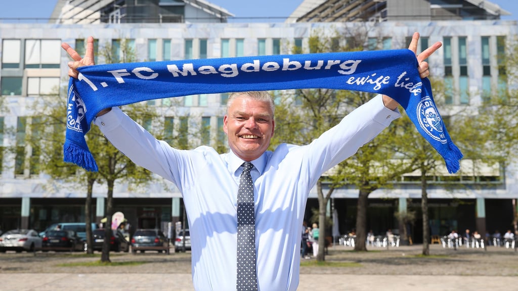 Holger Stahlknecht, hier 2018 mit einem FCM-Fanschal.