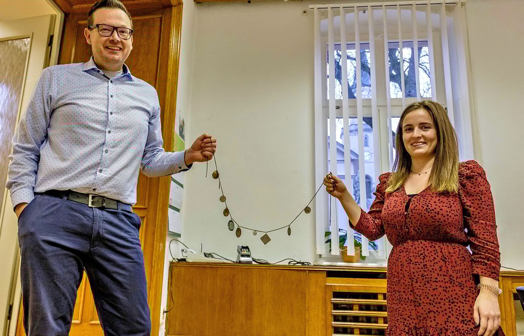 Coswigs Bürgermeister Axel Clauß (parteilos) und Mara-Sophie Reichert präsentieren das Charivari, dessen Wert nun geschätzt werden soll.