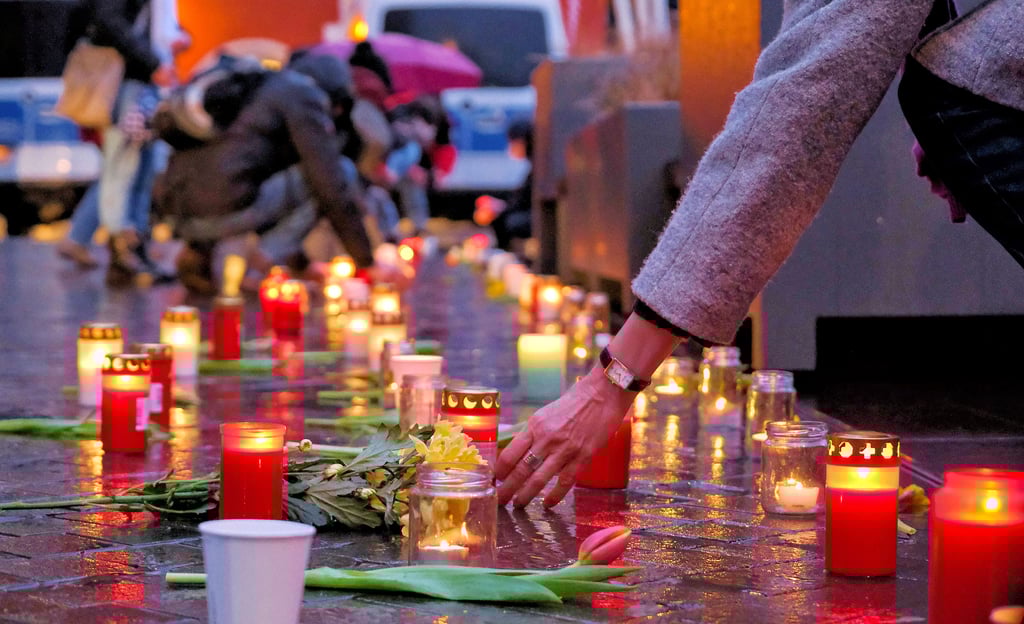 Mit Kerzen, Blumen und dem Glockengeläut der Marktkirche gedachten am Montagabend Hunderte Menschen der Todesopfer der Pandemie.