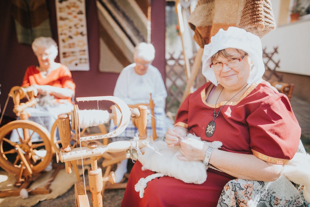 Rosemarie Hartmann war zusammen mit den Spinnfrauen aus Brunau bei einem früheren Burgfest in Kalbe dabei. Handwerkskunst aus früheren Zeiten gab es zu bestaunen.