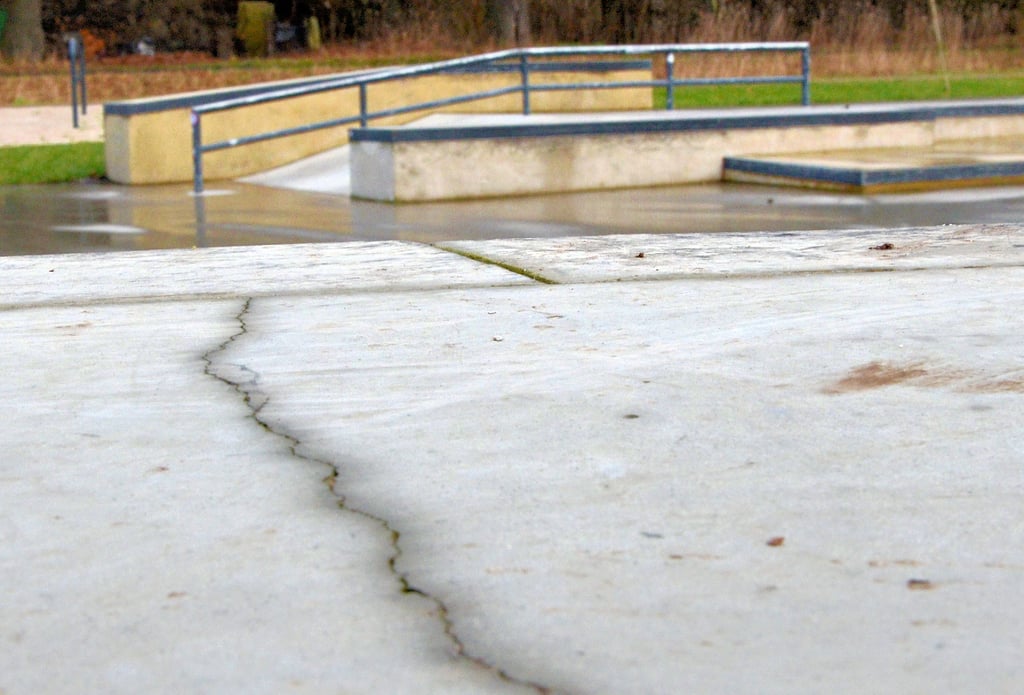Der Skatepark in Gardelegen weist schon erste Risse im Beton auf. Dabei wurde die Anlage erst im Oktober 2020 eingeweiht. Besteht Gefahr für die Nutzer? Und was unternimmt die Hansestadt jetzt, um die Schäden zu beheben?