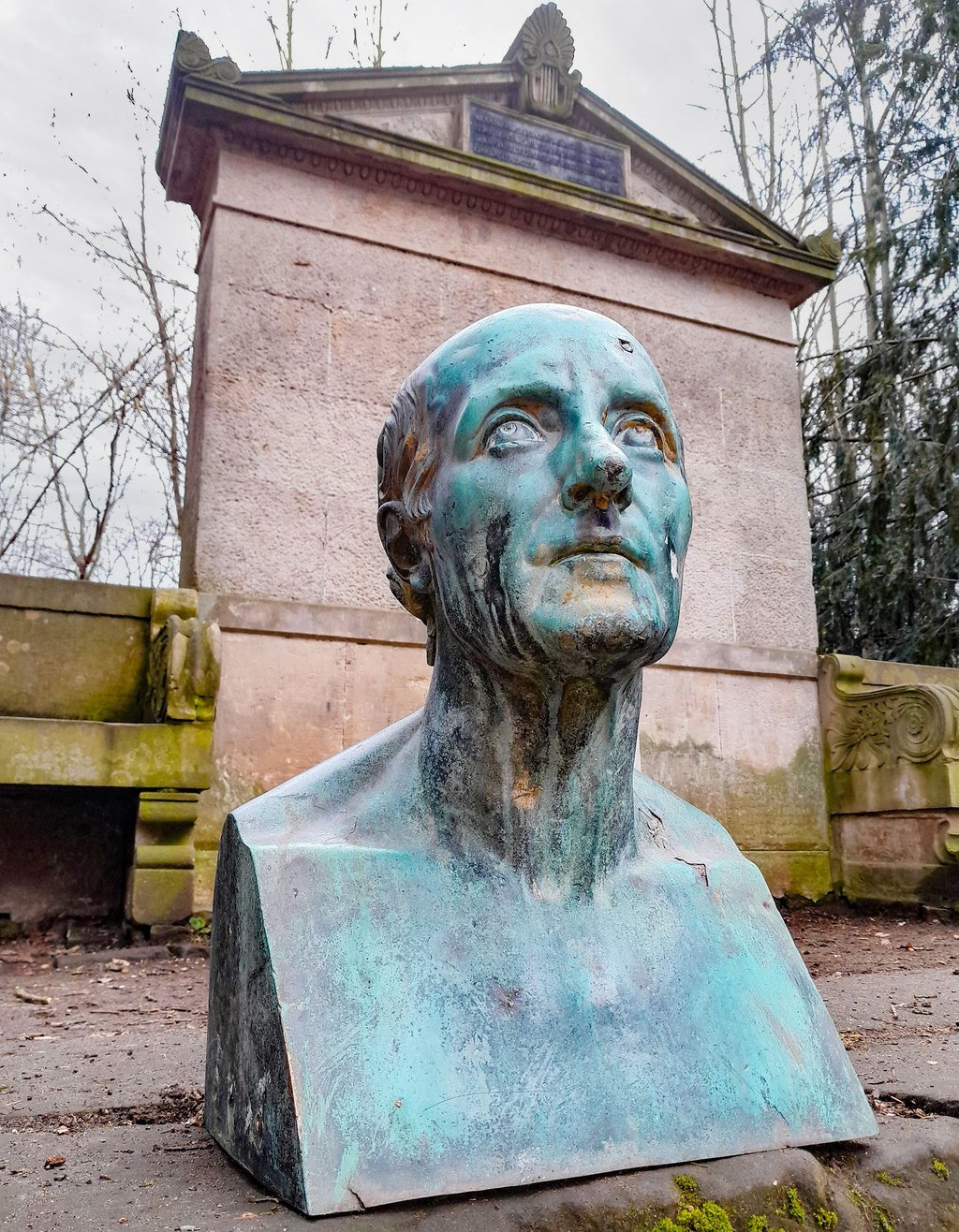 Die Plastik ist in Sicherheit: Die Bronze-Büste ist am Freitag vom Sockel heruntergenommen und in die Werkstätten für Denkmalpflege gebracht worden.