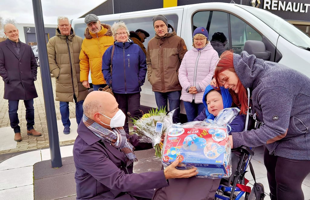 Luces Auto ist endlich da. Frank Müller überreichte dem Jungen mit Mama Janine Ohme (vorn) neben den Schlüsseln auch noch ein kleines Plüschauto. Mit dabei waren weitere Sponsoren (hinten von links) wie Thomas Kempf, Andreas Ebert, Jürgen Kannenberg, Sabine Wilken sowie Michael und Petra Wengeroth.
