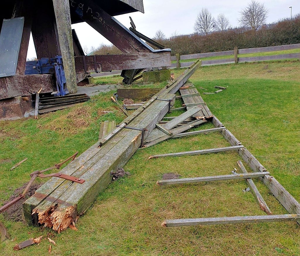 Ein Flügel der Bockwindmühle wurde von einer Sturmböe abgerissen, das restliche Flügelkreuz ebenfalls beschädigt.