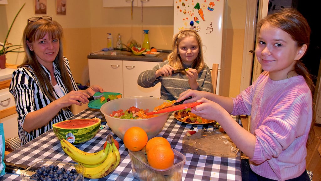Beim Obstschnippeln in der Küche des Calvörder Jugendclubs erzählen Sarah (Mitte) und Lilly, was sie die Woche über so erlebt haben. Nikola Hirschel betreut die Kinder und Jugendlichen in der Gemeinde Calvörde.