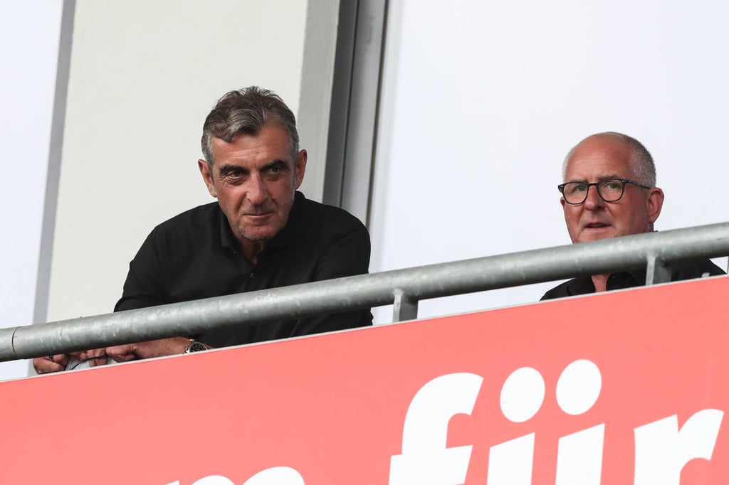 HFC-Sportdirektor Ralf Minge (l.) mit Präsident Jens Rauschenbach.
