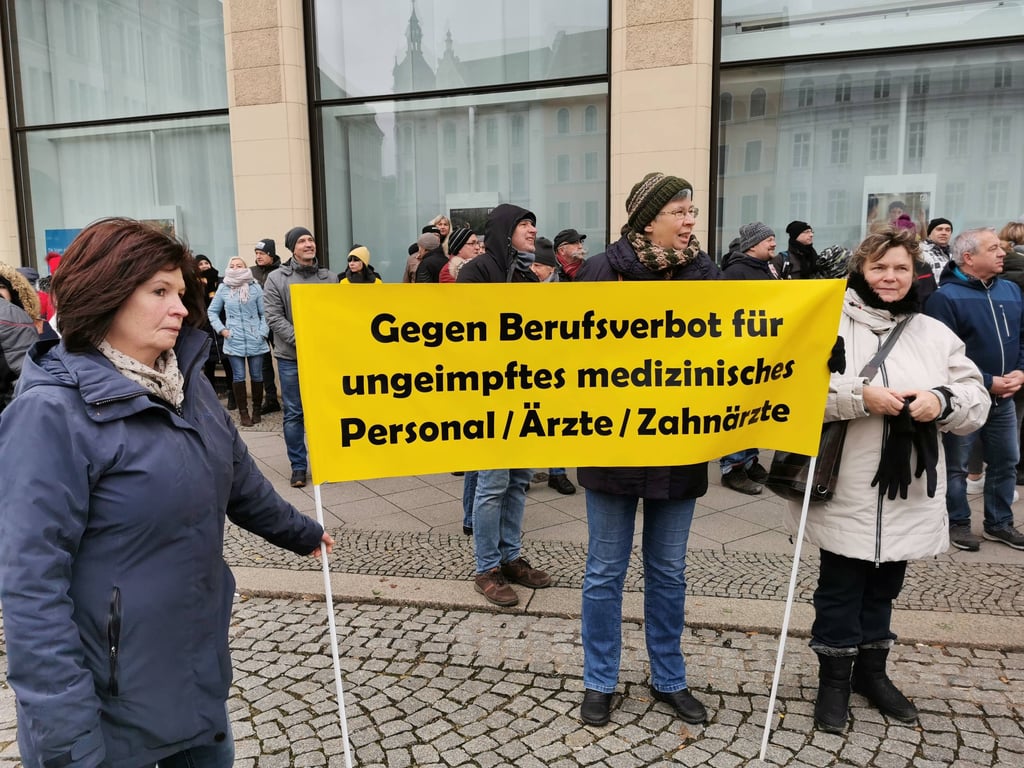 Ungeimpfte Mitarbeiterinnen des Gesundheistwesens demonstrieren gegen eien berufsbezogene Impfpflicht. Dre Stendaler Landrat Patrick Puhlmann sieht den Landkreis in einem Dilemma.