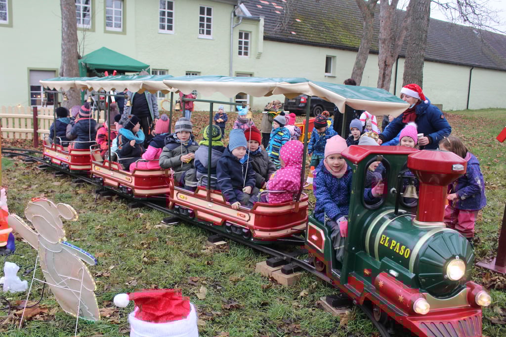 Die Sandmännchenkinder in Steutz hatten 2021 viel Spaß beim Fahren mit der Eisenbahn.
