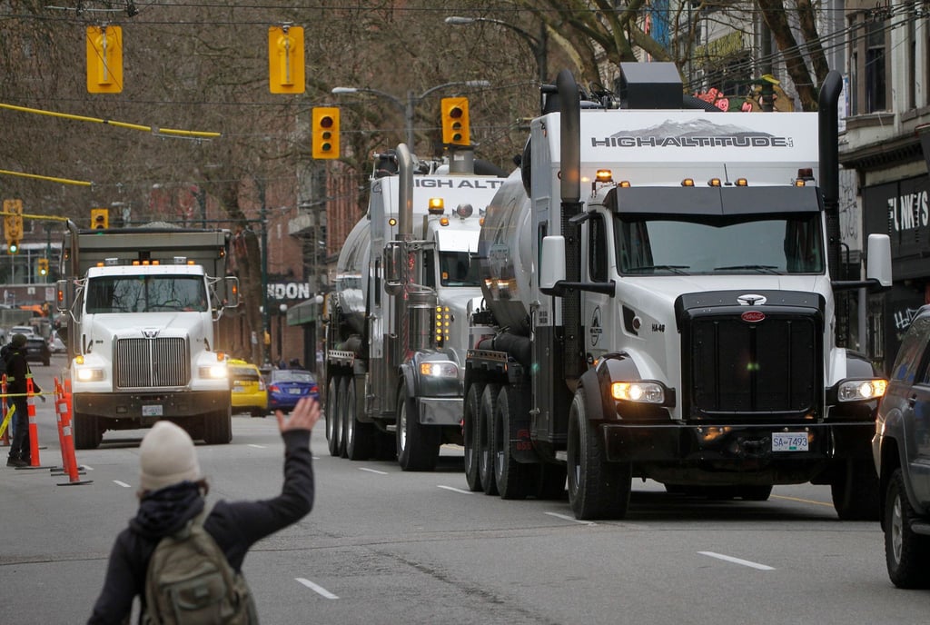 Nach einer tagelangen Fahrt durch Kanada ist ein Konvoi aus Hunderten Lastwagen am Wochenende in der Hauptstadt Ottawa eingetroffen, um gegen Corona-Maßnahmen und Impfvorschriften zu demonstrieren.