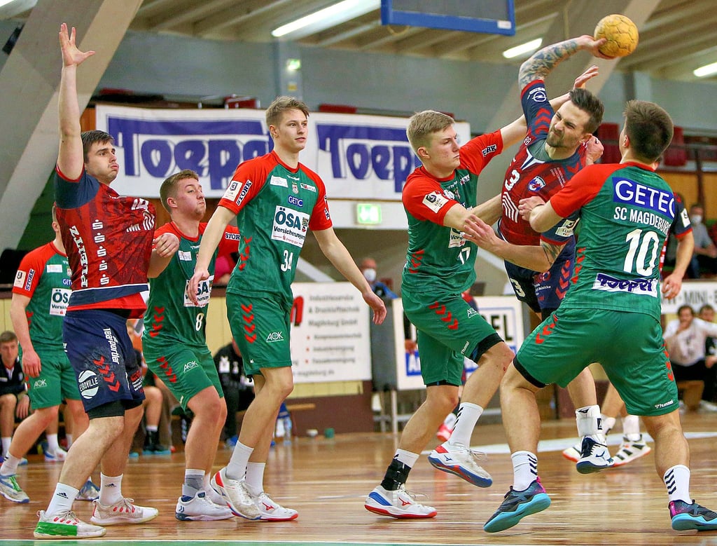 HCB-Kapitän Kenny Dober erzielt im Auswärtsspiel bei der Bundesliga-Reserve des SC Magdeburg einen seiner sechs Treffer. Doch am Ende lag der favorisierte Gastgeber mit 28:26 vorn.