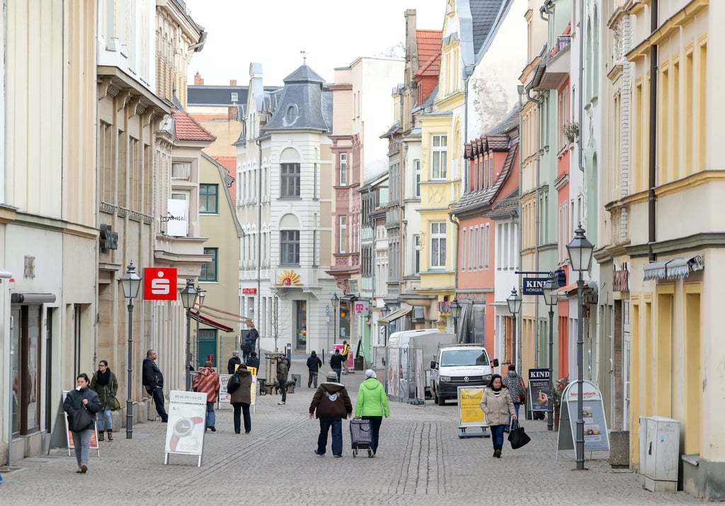 Blick in die Fußgängerzone «Roßmarkt» in der Zeitzer Innenstadt. Auch Zeitz gehört zu den Kommunen, die von dem Programm profitieren sollen.