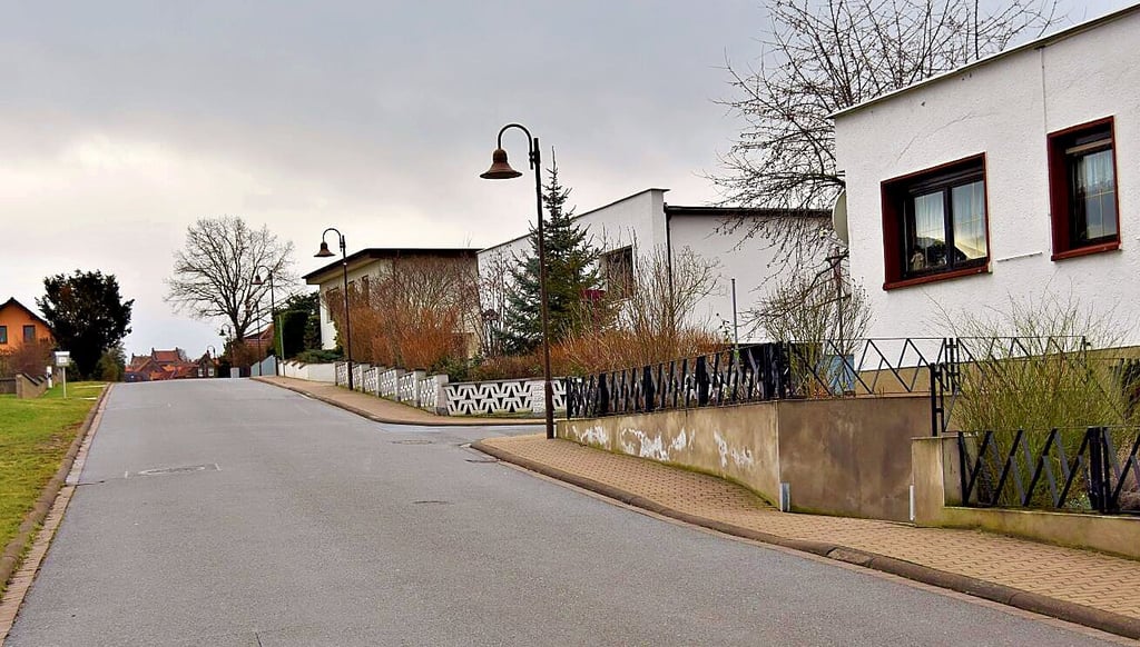 Wer von der Straße An der Unstrut kommt, muss damit rechnen, bis zu viermal anzuhalten, bevor die Kreuzung Gartenstraße/Rosental erreicht wird. Vor der Kreuzung Grabenmühlenweg/An der Aue ist das Anfahren wegen des Gefälles mitunter schwierig, die Sicht an der nächsten Kreuzung zum Pappelweg ist durch Zaun mit Sichtschutz behindert.