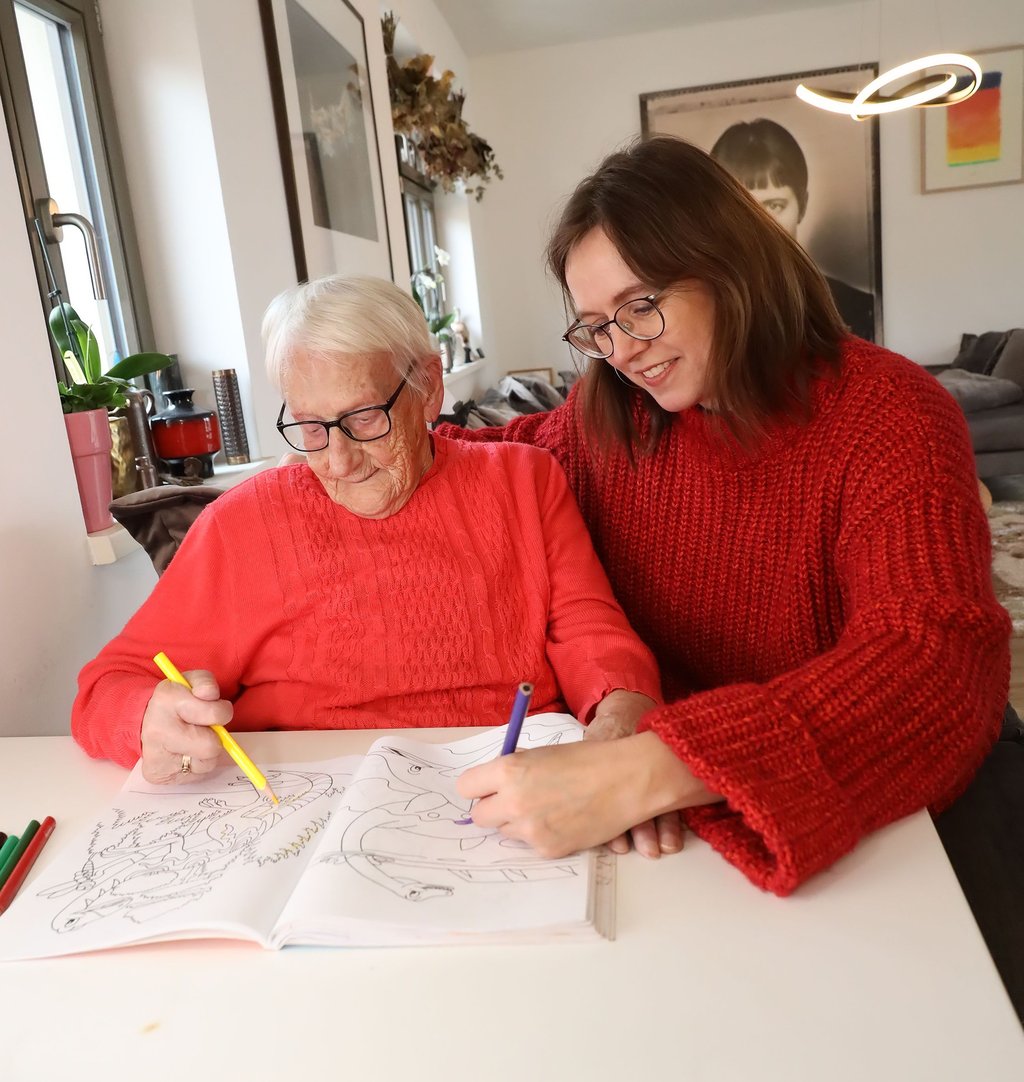 Auch Oma Anni (101 Jahre) hat große Mühe einen Hausarzt zu finden. Schwiegerenkelin Anett Tomaschko kümmert sich mit ihrem Mann um die betagte Dame.