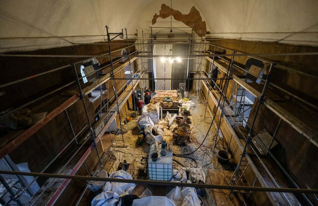 Die Innenwände der St. Petruskirche in Wörmlitz sind bereits mit Lehm verputzt. Damit kann die Kirche besser temperiert werden.