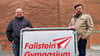 Ein Bild mit Symbolkraft: Die Bürgermeister Dirk Heinemann (Osterwieck) und Maik Berger (Huy/von links) stehen gemeinsam hinter dem Osterwiecker Fallstein-Gymnasium und fordern die Sicherung des Standortes mittels  fester Einzugsbereiche.