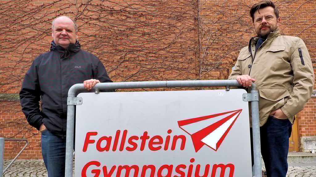 Ein Bild mit Symbolkraft: Die Bürgermeister Dirk Heinemann (Osterwieck) und Maik Berger (Huy/von links) stehen gemeinsam hinter dem Osterwiecker Fallstein-Gymnasium und fordern die Sicherung des Standortes mittels fester Einzugsbereiche.